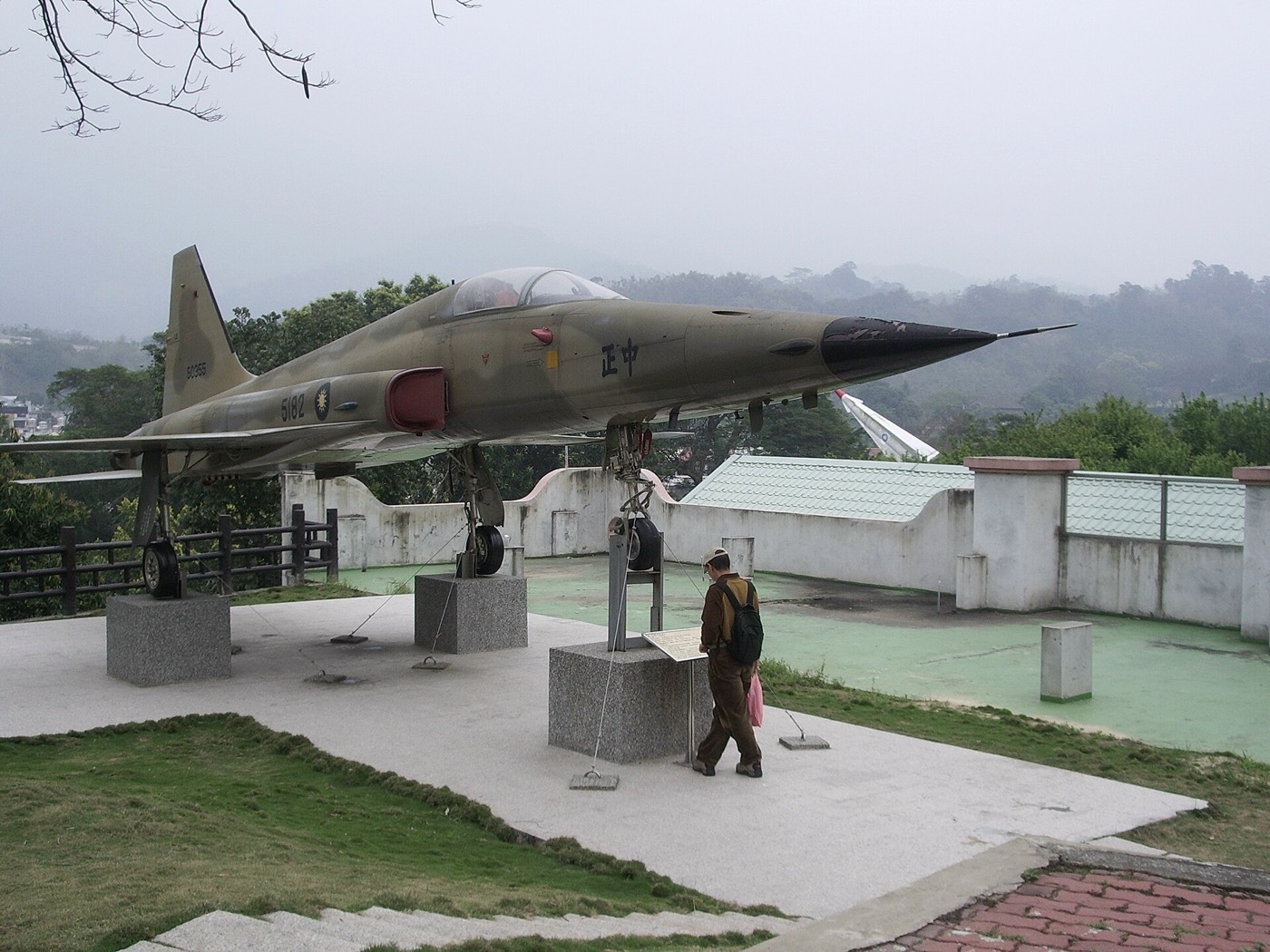 2005年拍攝的梅山公園園景，可見當時的園內步道與植栽
